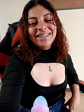 Snapshot of Iam_Issaa chatting on May 2026 07:33:01 PM Iam Issaa online show from May 2026 07:33:01 PM