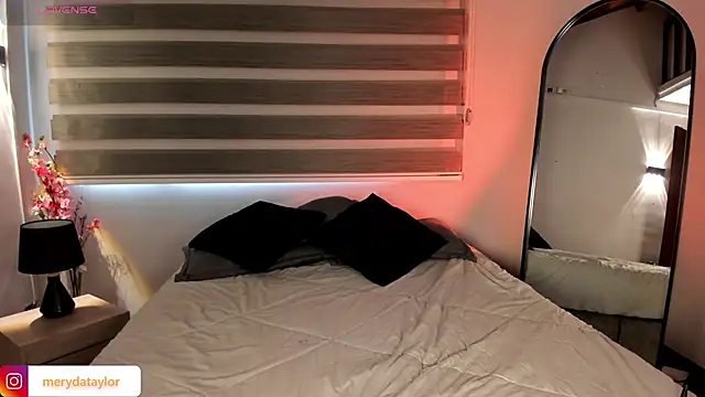 MERIDA TAYLOR online show from November 2025 01:47:02 PM