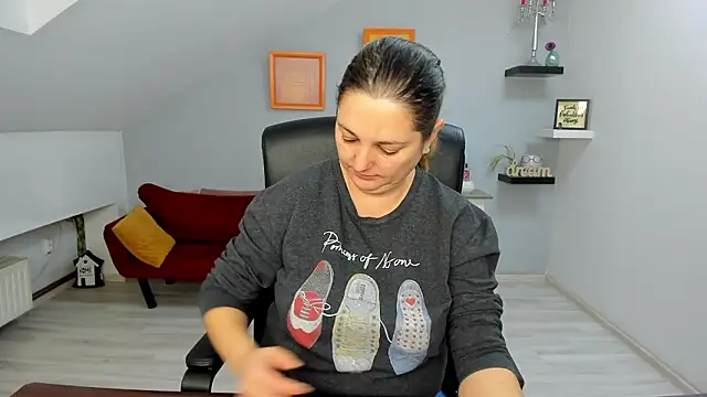 LollaGirl online show from February 2026 04:10:01 AM