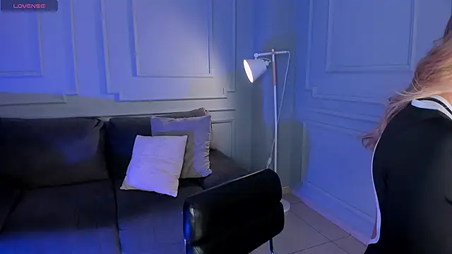 EveBensonX online show from December 2025 08:03:01 PM