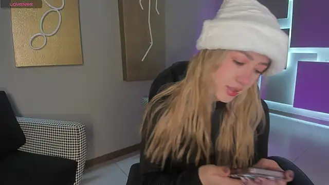 EveBensonX online show from December 2025 12:43:01 PM