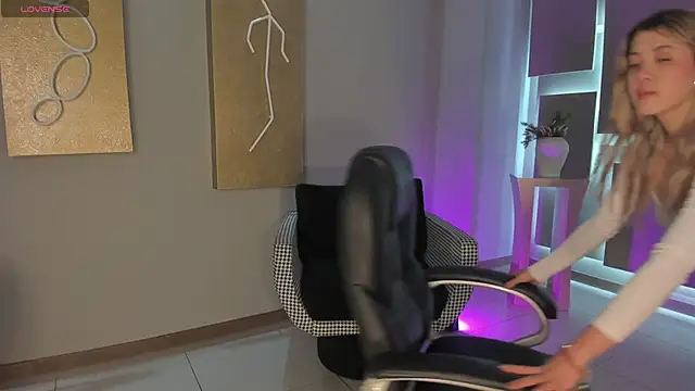 EveBensonX online show from December 2025 01:18:01 PM