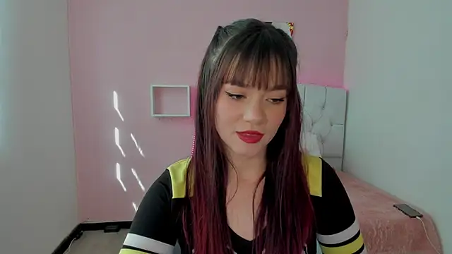 Snapshot of 18candys chatting on December 2024 08:37:02 PM 18candys online show from December 2024 08:37:02 PM