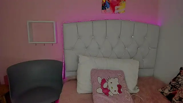 Snapshot of 18candys chatting on December 2024 11:02:02 PM 18candys online show from December 2024 11:02:02 PM