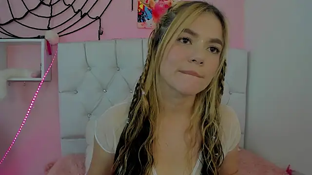 Snapshot of 18candys chatting on October 2025 07:25:02 PM 18candys online show from October 2025 07:25:02 PM