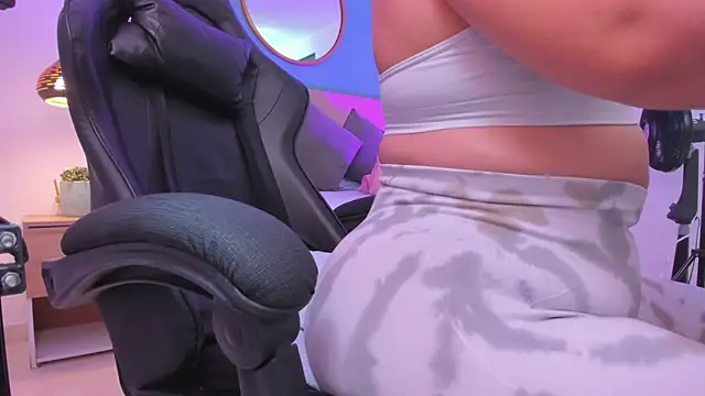 izaro22 online show from November 2025 02:33:02 AM