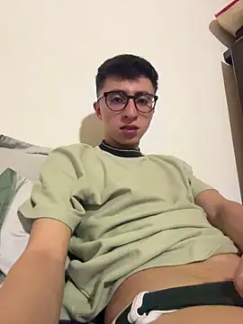 Snapshot of CamiRojas_boy chatting on January 2026 04:38:02 AM CamiRojas boy online show from January 2026 04:38:02 AM