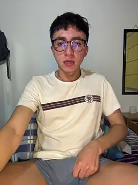 Snapshot of CamiRojas_boy chatting on June 2026 04:09:01 AM CamiRojas boy online show from June 2026 04:09:01 AM