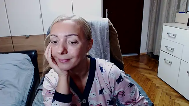 Snapshot of Leona-Exotic chatting on November 2025 11:47:01 AM Leona-Exotic online show from November 2025 11:47:01 AM