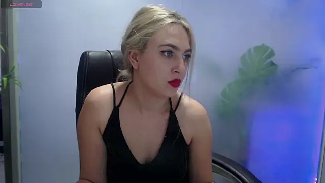 Snapshot of AvaBlue_ chatting on December 2024 11:00:01 AM AvaBlue online show from December 2024 11:00:01 AM