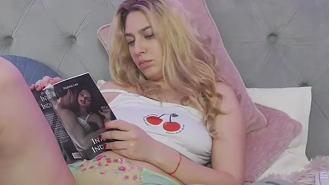 Snapshot of AvaBlue_ chatting on March 2025 10:15:02 AM AvaBlue online show from March 2025 10:15:02 AM