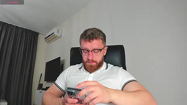 Snapshot of Findom_guy chatting on March 2026 08:43:01 AM Findom guy online show from March 2026 08:43:01 AM