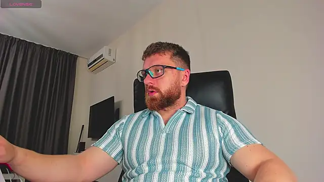 Snapshot of Findom_guy chatting on March 2026 10:32:02 AM Findom guy online show from March 2026 10:32:02 AM