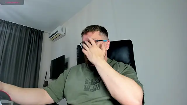 Snapshot of Findom_guy chatting on March 2026 11:04:01 AM Findom guy online show from March 2026 11:04:01 AM