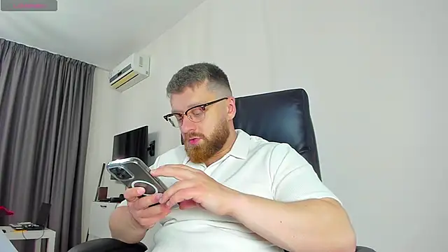 Snapshot of Findom_guy chatting on March 2026 03:02:01 PM Findom guy online show from March 2026 03:02:01 PM