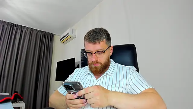 Snapshot of Findom_guy chatting on April 2026 03:23:01 PM Findom guy online show from April 2026 03:23:01 PM