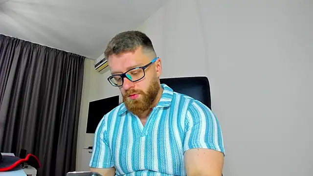 Snapshot of Findom_guy chatting on April 2026 10:43:01 AM Findom guy online show from April 2026 10:43:01 AM