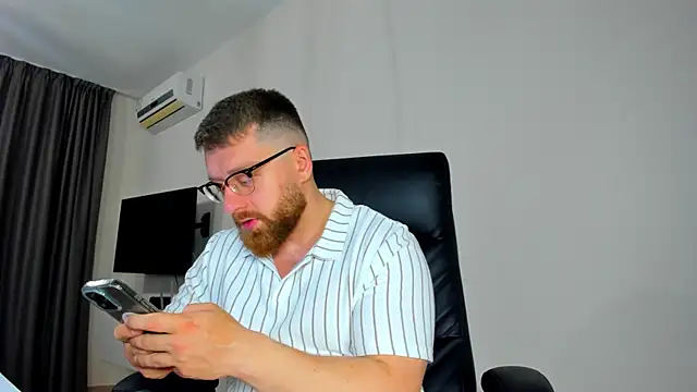 Snapshot of Findom_guy chatting on April 2026 09:48:01 AM Findom guy online show from April 2026 09:48:01 AM