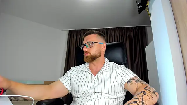 Snapshot of Findom_guy chatting on June 2026 08:00:01 PM Findom guy online show from June 2026 08:00:01 PM