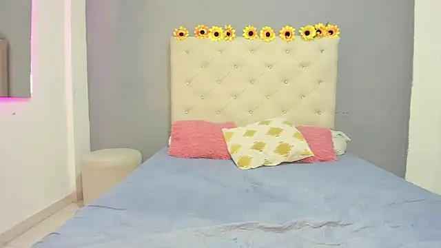 Snapshot of violetasimonz chatting on March 2025 03:42:02 PM violetasimonz online show from March 2025 03:42:02 PM