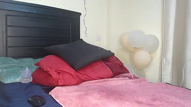 Snapshot of NIKKIE_LOVE chatting on February 2025 04:00:02 AM NIKKIE LOVE online show from February 2025 04:00:02 AM