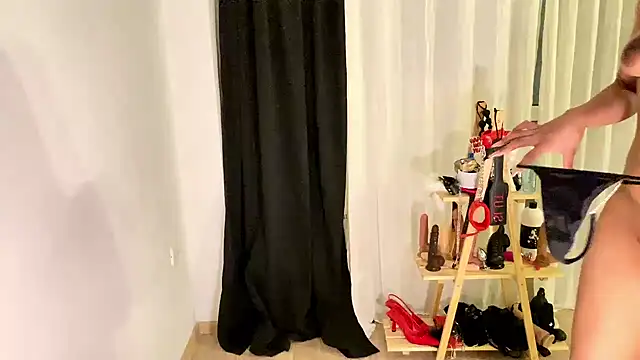 Nisha2708 online show from December 2024 08:23:02 PM