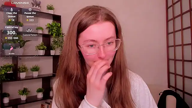 Snapshot of KateCuddle chatting on May 2026 01:58:02 AM KateCuddle online show from May 2026 01:58:02 AM