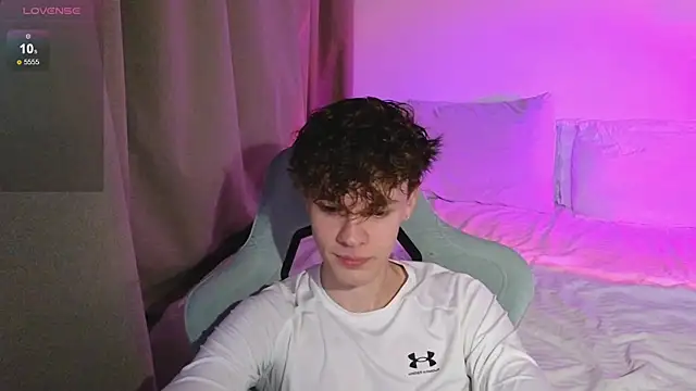 Snapshot of cute_thomas chatting on May 2026 06:57:01 PM cute thomas online show from May 2026 06:57:01 PM
