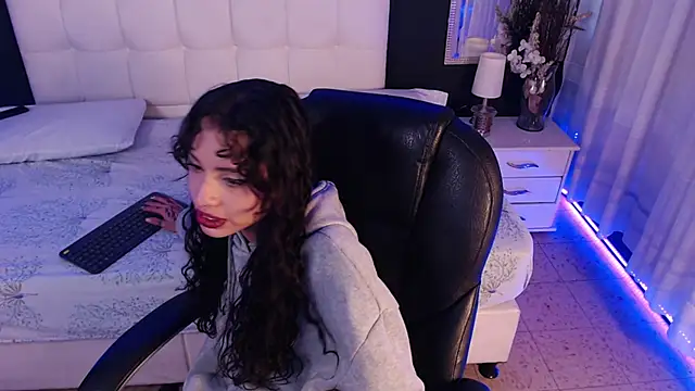 LiaVillalobos online show from December 2025 03:30:01 PM