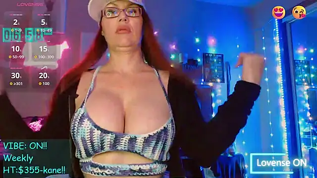 Snapshot of EmmaIsHere chatting on November 2025 01:56:02 PM EmmaIsHere online show from November 2025 01:56:02 PM