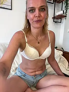 Snapshot of Suesse_Schnitte chatting on July 2026 10:21:02 AM Suesse Schnitte online show from July 2026 10:21:02 AM