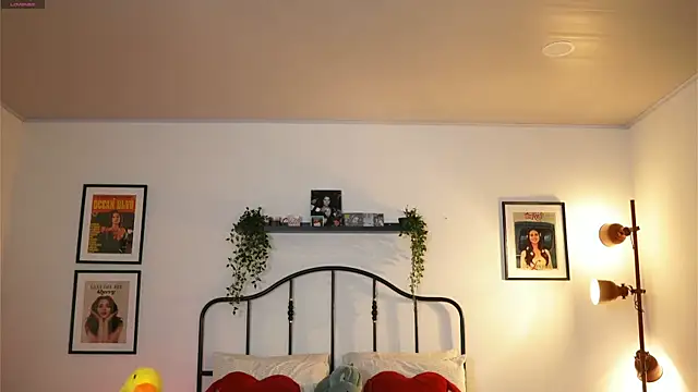 Snapshot of julesbennet chatting on February 2025 01:13:02 PM julesbennet online show from February 2025 01:13:02 PM