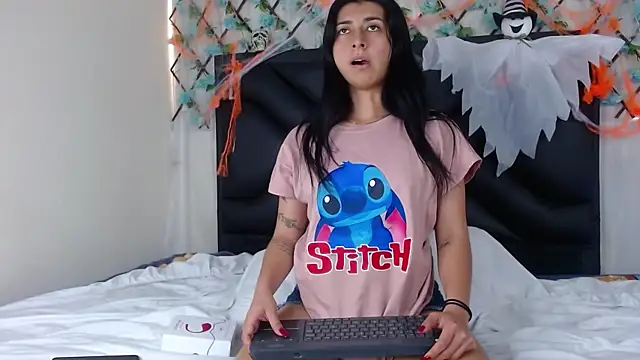 Snapshot of EmmaWilliamss chatting on October 2025 04:47:01 PM EmmaWilliamss online show from October 2025 04:47:01 PM