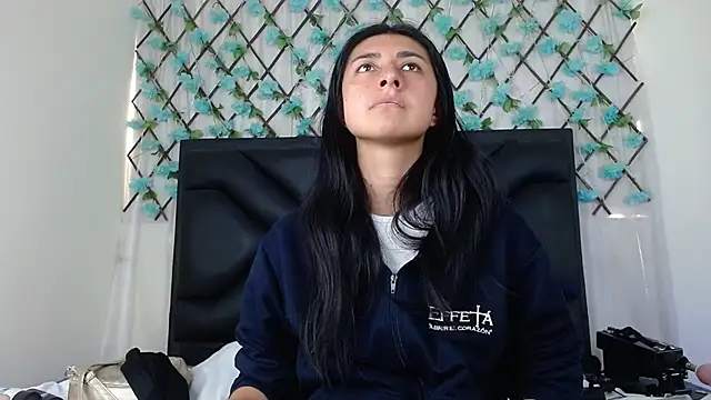 Snapshot of EmmaWilliamss chatting on November 2025 04:34:02 PM EmmaWilliamss online show from November 2025 04:34:02 PM