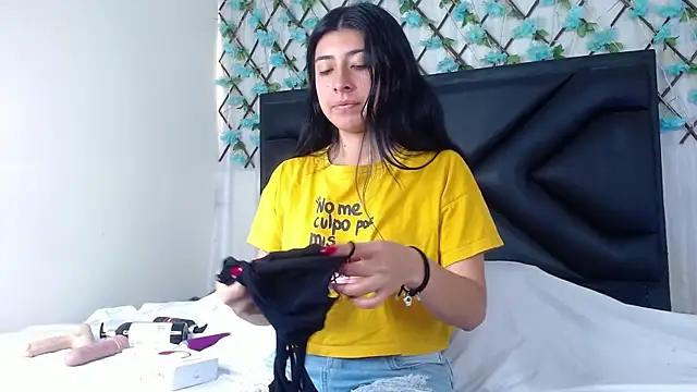 Snapshot of EmmaWilliamss chatting on December 2025 03:51:01 PM EmmaWilliamss online show from December 2025 03:51:01 PM