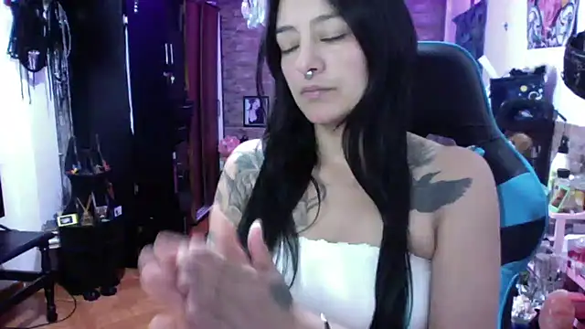Snapshot of AngelaQueen_ chatting on May 2026 04:46:01 PM AngelaQueen online show from May 2026 04:46:01 PM