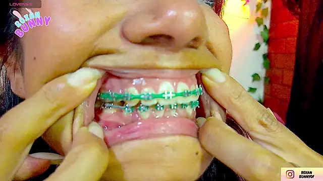 Roxanbunny1 online show from November 2025 09:39:01 PM