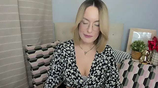 MollyFlowers online show from March 2026 06:12:01 PM