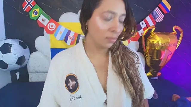 Snapshot of _MiaBrown_ chatting on June 2026 12:04:01 PM MiaBrown online show from June 2026 12:04:01 PM