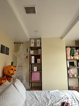 Nicollemays online show from October 2025 02:17:02 PM