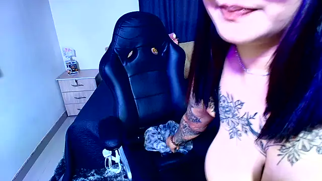 Snapshot of SweetIsabella_x chatting on June 2026 06:01:01 AM SweetIsabella x online show from June 2026 06:01:01 AM