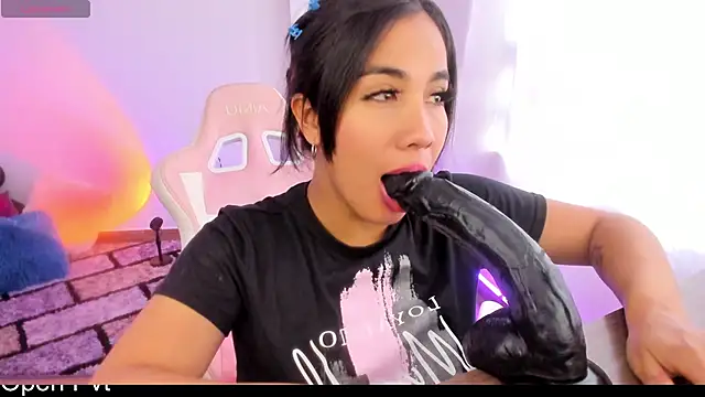 KAROLIVONNE online show from December 2024 07:45:01 PM