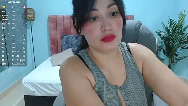 Snapshot of sophia_hadid chatting on February 2026 08:03:02 PM sophia hadid online show from February 2026 08:03:02 PM