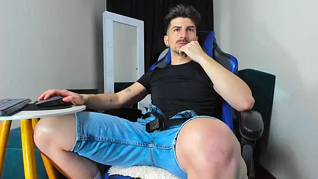 Snapshot of LiamCossio_ chatting on January 2025 02:25:01 AM LiamCossio  online show from January 2025 02:25:01 AM