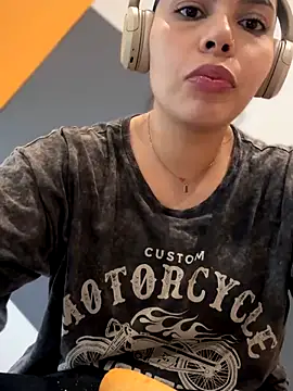 GigiiStone online show from November 2025 02:06:01 PM