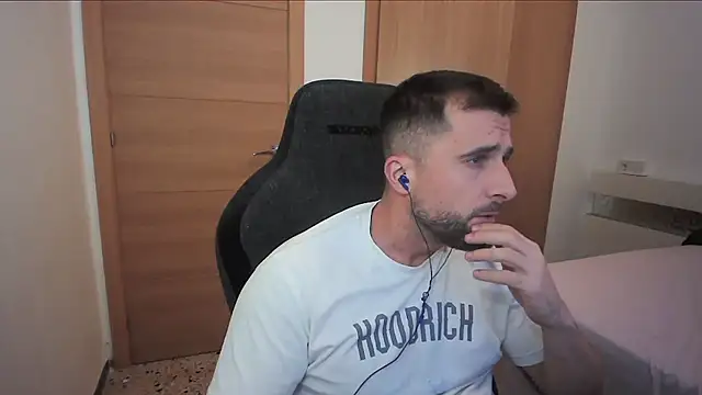 Snapshot of alex877x chatting on October 2025 10:45:02 PM alex877x online show from October 2025 10:45:02 PM