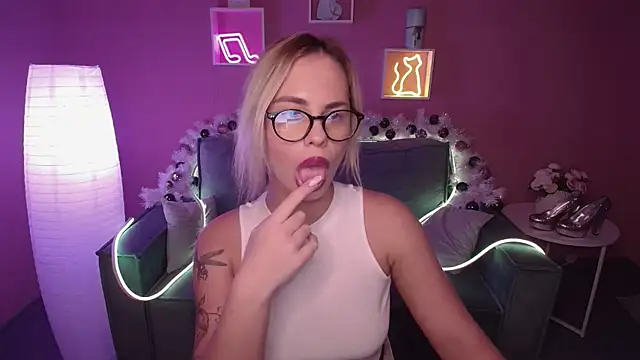 Snapshot of RikaRaily chatting on December 2024 09:51:01 AM RikaRaily online show from December 2024 09:51:01 AM