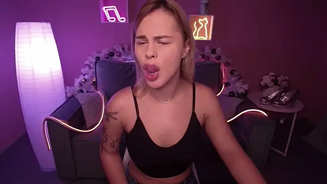 Snapshot of RikaRaily chatting on December 2024 05:47:01 AM RikaRaily online show from December 2024 05:47:01 AM