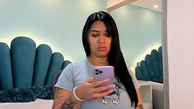 sharlott18 online show from October 2025 01:32:01 PM