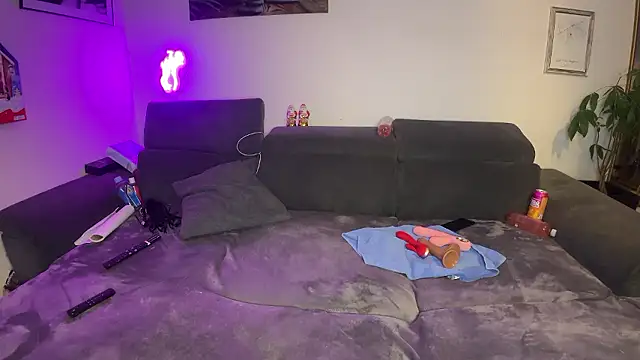 Snapshot of Furby13 chatting on December 2024 10:07:01 PM Furby13 online show from December 2024 10:07:01 PM